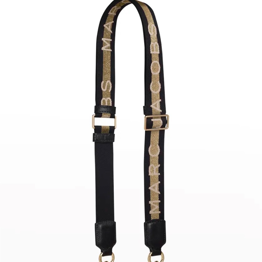 Marc Jacobs crossbody Adjustable strap 
Approx. 3"H x 3.9"W x 0.4"D